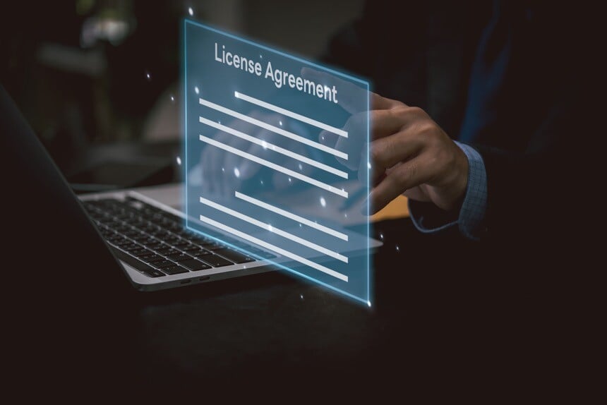 user reading license agreement